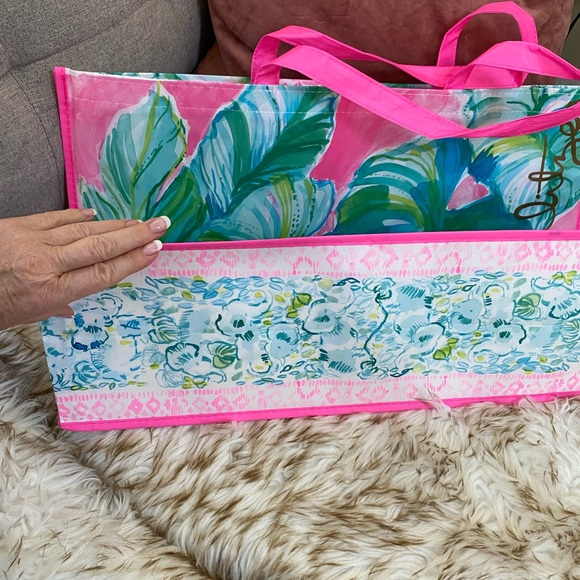 Lilly Pulitzer Vinyl Tote Bag. NWOT 
1 Giant reusable Lilly Pulitzer tote bag - Picture 4 of 5